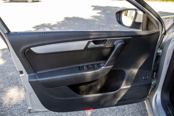Volkswagen Passat b7 Variant 2.0 TDI Highline - 19