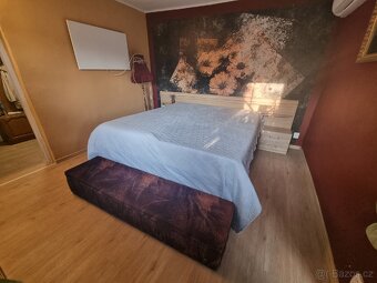 Manželská postel 180x200 včetně roštů, matrace a stolků Top - 19