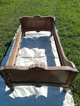 Válendy, skříňky, postele, staroýitmé postele po prababičce - 19