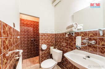 Multifunkční objekt, 2203 m², Lišov, ul. třída 5. května - 19