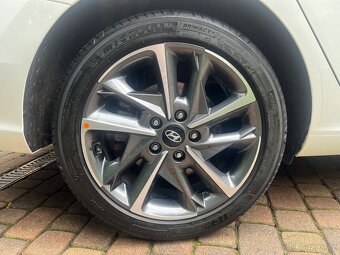 Hyundai i30 Kombi 1.5 T-GDi MHEV DCT Style, 117 kW, r. 2022 - 19