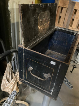 Truhla kovová starožitná, trezor, pokladna 10.000 kč - 19