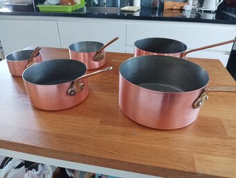 PĚKNÉ MĚDĚNÉ HRNCE K VAŘENÍ 5 KUSŮ - VINTAGE FRANCIE - 19
