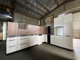 Moderní kuchyňská linka bez spotřebiči - 19