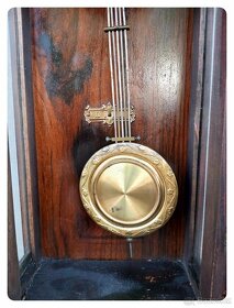 Řezbované mechanické figurální nástěnné hodiny s koníkem - 19
