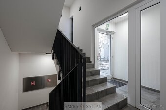 Pronájem prostorného, světlého 2+kk 56m2, terasa 10m2, garáž - 19