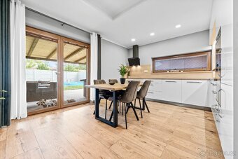 Novostavba 4+1 s bazénem, - 19