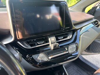 Toyota C-HR Hybrid 1.8 e-CVT, r. 2019 – perfektní stav, spol - 19