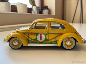 28 ks modelů aut 1:18 a 1:24 + osvětlená vitrína - 19