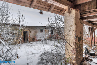 Historická zemědělská usedlost s téměř 9 hektary pozemků v D - 19