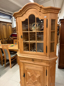 Rohová dubová prosklená vitrina- komplet masív - 19
