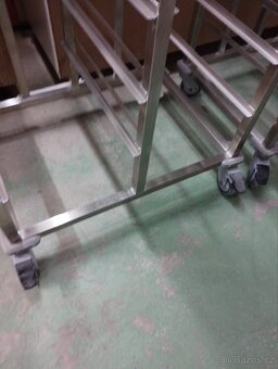 Nerezové poj.vozíky na táci. - 19