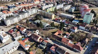Prodej prostorného bytu 2+1 (68 m²) se zahradou a kolnou v T - 19