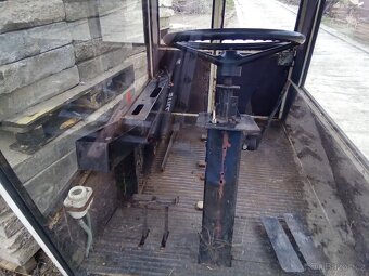 Kabina ze řezačky Toro - 19