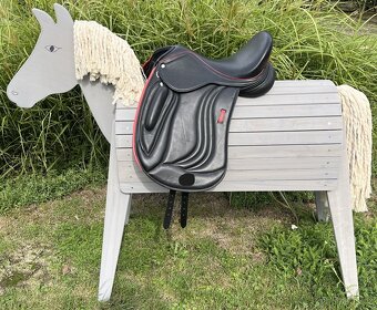 Anglické drezurní sedlo černé se třmeny SLEVA - 19