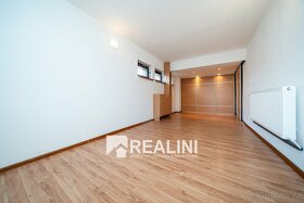 Prodej prostorného třípatrového rodinného domu 300 m2 v Karv - 19