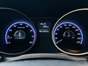 Hyundai ix35 2.0i BENZIN AUTOMAT VYHŘEV SERVISKA - 19