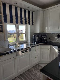 Moderní kuchyňská linka se spotřebiči - 19