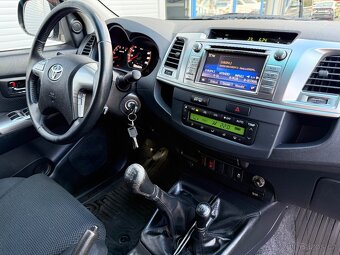 Toyota HILUX 3.0 4x4 MANUÁL UZÁVĚRKA NAVIJÁK - 19