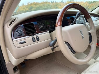 2011 Lincoln Town Car Signature Limited - 19
