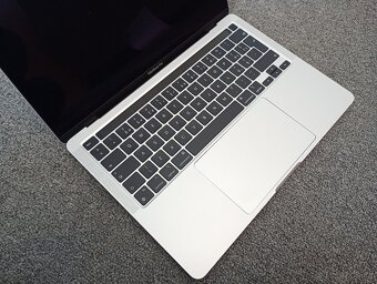 MacBook PRO 13 palců Apple M1 chip 8 GB RAM 256 ssd 120cykl - 19