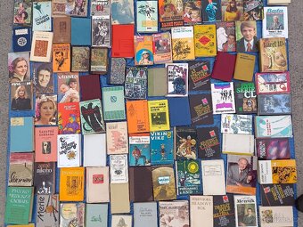 starý polštář nádobí lustr světlo židle hrneček talíř příbor - 19