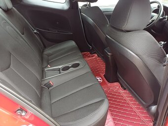 RARITKA Hyundai Veloster 1.6...71050km - 19