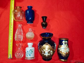 Vázy 30 ks - skleněné, porcelánové a mosazné - 19