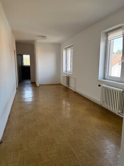 Prodej prostorného dvoupodlažního rodinného domu – Kožlany ( - 19