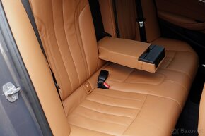 BMW M550i 340 kW,ČR,Webasto,Tažné,Masáže,2x kola,Ventilace - 19