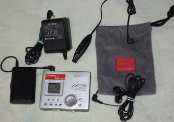 Minidisc Aiwa AM-F5, nabíječka, AA adapter, manual, MD disky - 19