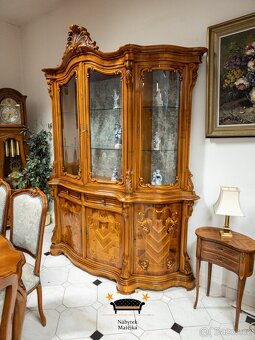 Luxusní barokní jídelní set – stůl + 6 židlí + velká vitrína - 19