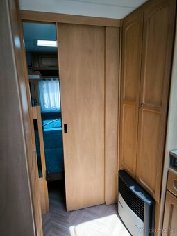 Rodinný karavan Burstner Ventana 530 tk - palandy - 19