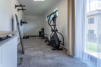 Prodej, rodinný dům, dispozice 4+kk/Garáž, terasa, bazén, po - 19