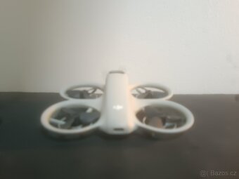 DJI NEO dron se 3 bateriemi a nabíjecí hub - 19