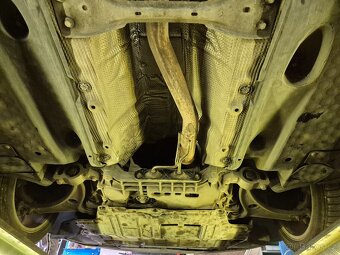 Volkswagen Passat 2.0TDi,103KW,LIM.HIGHLINE,MANUÁL,R.V.2010 - 19