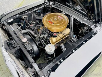 Ford Mustang Convertible - 19