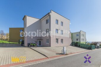 Prodej bytu 2+kk 65 m2 s vlastní zahradou 126 m2 a dvěmi stá - 19