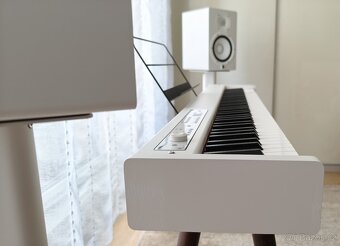 PIANO KORG D1 + nohy Korg ST-WL masivní dub + bedny 2xYamaha - 19