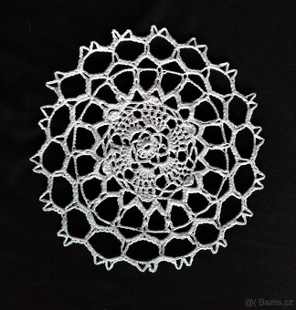 Malé ručně háčkované naškrobené bavlněné dečky - 19