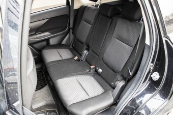 Mitsubishi Outlander 2.0 PHEV 4WD (2013) - 19