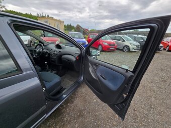 Toyota Yaris 1.0 – STK do 05/2027, sada zimních pneu s disky - 19