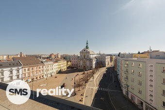 Obchodní dům s panoramatickým výtahem přímo na náměstí - 19