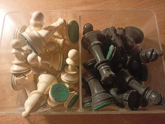 Různé hračky, plyšáci, puzzle, hry, karty,  auta aj. - 19