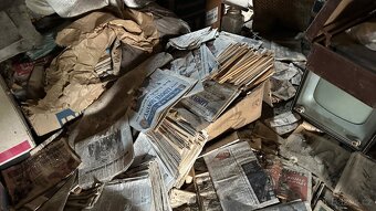 Starožitný stůl se skříní a menší stůl - 19