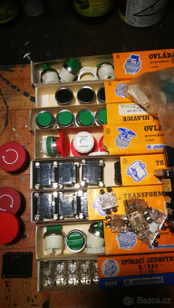 Diody, triaky, spínače, ampérmetry, ledky, odpory. - 19