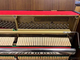 Petrof se zárukou 2 roky, doprava zdarma. Včetně židle - 19