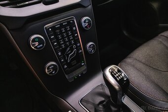 Volvo V40 cross country 2.0 D2 88kW, kamera,výhřev,navi,park - 19
