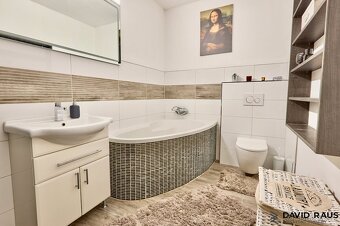 Prodej rodinného domu 5+kk  ( 219 m2) s garáží a bazénem,  B - 19