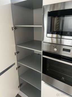 Bílá kuchyň se všemi spotřebiči-Top stav - 19